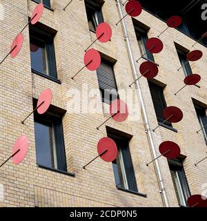 dischi in metallo rosso come opere d'arte nell'ufficio fiscale regionale Magdeburgo Foto Stock