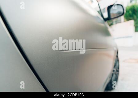 Linee moderne in un design metallico del telaio delle porte dell'auto con vernice opaca. Foto Stock