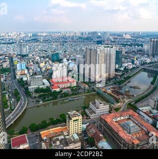 Vista dall'alto dello skyline centrale di Saigon durante il pomeriggio nelle aree urbane Con edifici alti lungo il fiume che mostra il paese di sviluppo in ho Chi Minh City Foto Stock