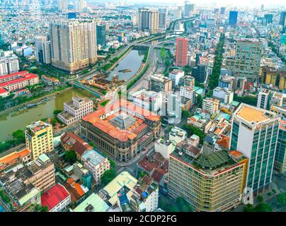 Vista dall'alto dello skyline centrale di Saigon durante il pomeriggio nelle aree urbane Con edifici alti lungo il fiume che mostra il paese di sviluppo in ho Chi Minh City Foto Stock