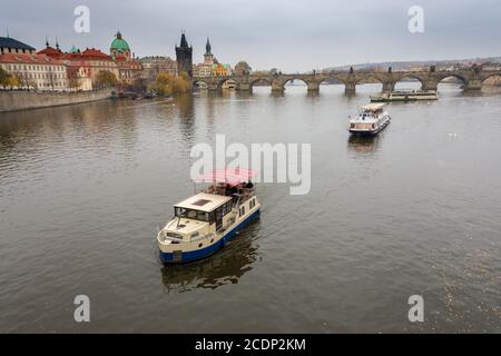 Barche turistiche sul fiume Moldava, Ponte Carlo sullo sfondo, Praga, Repubblica Ceca Foto Stock