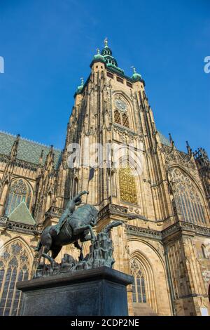 Torre Gotica della cattedrale di San Vito e la statua di San Giorgio e il drago, Praga, Repubblica Ceca Foto Stock