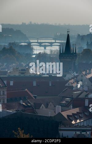 Misty novembre mattina a Praga con la silhouette del Torre gotica del Ponte Carlo e i ponti sul fiume Moldavia (Moldau) Foto Stock