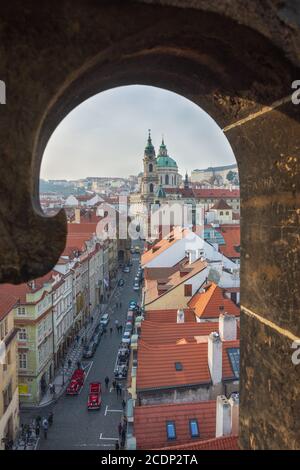 Vista della chiesa di San Nicola da una torre del ponte Carlo, Praga, Repubblica Ceca Foto Stock
