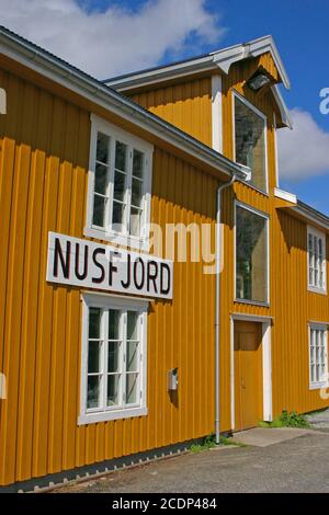 Casa gialla a Nusfjord Foto Stock