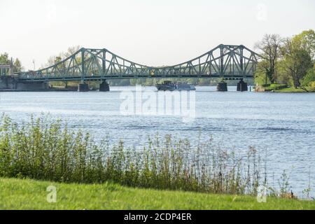 Tour in barca a Potsdam, Glienicker Bridge Foto Stock