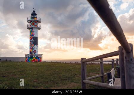 Faro di Ajo, Cantabria, Spagna - 28 agosto 2020: Il faro di Ajo è stato recentemente colorato dal noto artista cantabriano Okuda Foto Stock