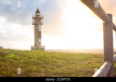 Faro di Ajo, Cantabria, Spagna - 28 agosto 2020: Il faro di Ajo è stato recentemente colorato dal noto artista cantabriano Okuda Foto Stock