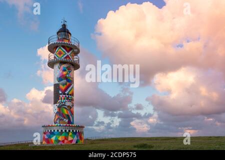 Faro di Ajo, Cantabria, Spagna - 28 agosto 2020: Il faro di Ajo è stato recentemente colorato dal noto artista cantabriano Okuda Foto Stock