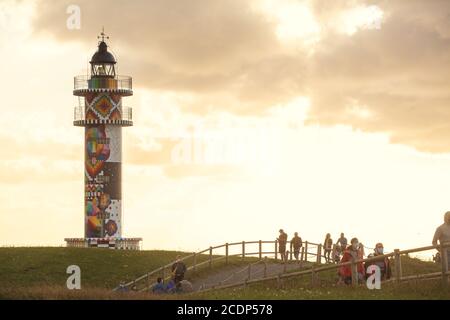 Faro di Ajo, Cantabria, Spagna - 28 agosto 2020: Il faro di Ajo è stato recentemente colorato dal noto artista cantabriano Okuda Foto Stock