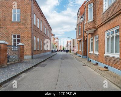 Terra cotta Brick Ville in un piccolo vicolo di A. Città storica nella costa occidentale dello Jutland in un soleggiato pomeriggio estivo Foto Stock