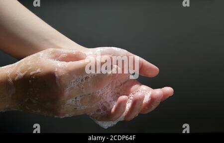 Donna caucasica mani mentre lavano le mani con sapone Foto Stock