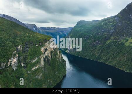 Geiranger fiordo in Norvegia vista aerea montagne sopra il paesaggio d'acqua viaggio scenario famoso naturale scandinavo monumenti della stagione estiva Foto Stock