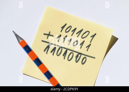 Esempio scritto a mano di aggiunta binaria di due numeri binari e. una matita Foto Stock