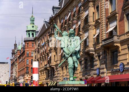 Statua Der Landsoldat mit dem kleinen Hornbläser med den lille hornblæser)auf dem Rathausplatz, Kopenhagen, Dänemark, Europa | Statua Landsoldaten me Foto Stock
