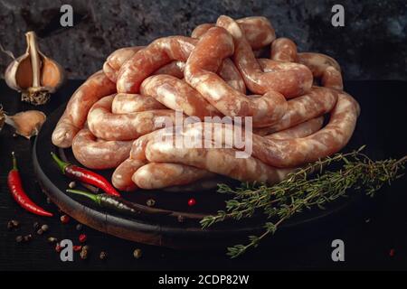 Salsicce di tacchino fresche e crude fatte in casa con spezie Foto Stock