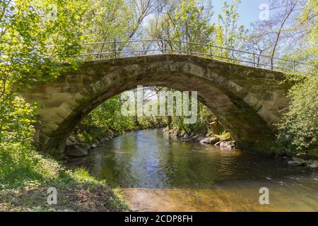 Restaurato, storico ponte ad arco del 17 ° secolo all'inizio del Baille-Maille calce aven Foto Stock