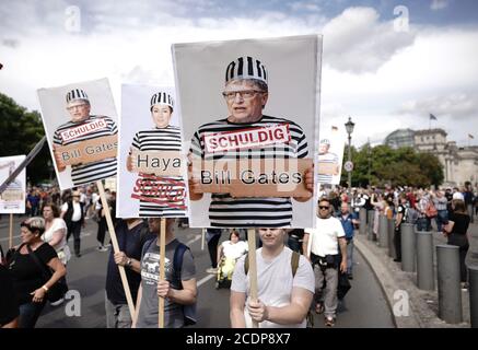 Berlino, Germania. 29 Agosto 2020. I partecipanti a una dimostrazione contro le misure Corona tengono segni con foto di politici, giornalisti e scienziati, ciascuno con i nomi e 'colpevole', giusto fondatore di Microsoft Bill Gates. Credit: Michael Kappeler/dpa/Alamy Live News Foto Stock