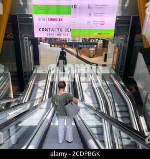 Passeggeri nell'aeroporto Adolfo Suárez Madrid Barajas durante l'estate del 2020. Foto Stock