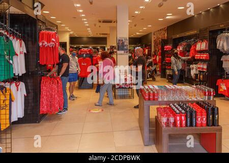 Cork, Irlanda. 29 Agosto 2020. Apertura del Liverpool FC Store, Cork City. Un negozio pop-up del Liverpool FC ha aperto oggi le sue porte alle 12:00 su St Patrick's Street. Il negozio vende il materiale promozionale ufficiale dei vincitori della Premier League 2020. Credit: Damian Coleman/Alamy Live News Foto Stock