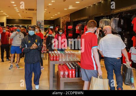 Cork, Irlanda. 29 Agosto 2020. Apertura del Liverpool FC Store, Cork City. Un negozio pop-up del Liverpool FC ha aperto oggi le sue porte alle 12:00 su St Patrick's Street. Il negozio vende il materiale promozionale ufficiale dei vincitori della Premier League 2020. Credit: Damian Coleman/Alamy Live News Foto Stock