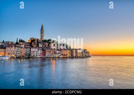 La splendida città vecchia di Rovigno in Croazia al tramonto Foto Stock