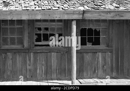 Isolata fotografia in bianco e nero del vecchio saloon ovest abbandonato Motel con sala da ballo in Texas Foto Stock
