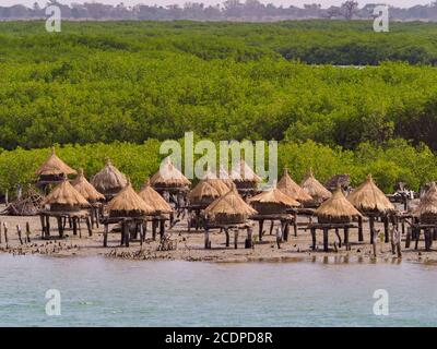 Granai su un'isola conchiglia tra alberi di mangrovie, Joal-Fadiouth, Senegal Africa Foto Stock