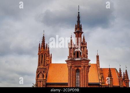 La chiesa di Sant'Anna è una chiesa cattolica romana della città vecchia di Vilnius, in Lituania Foto Stock