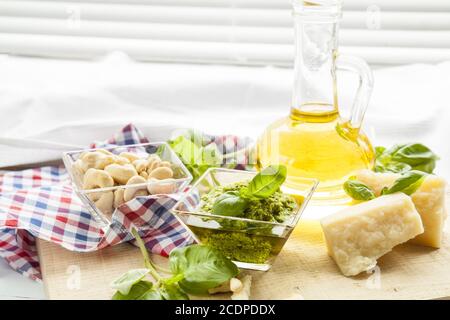 Pesto di basilico fresco foglie di parmigiano olio d'oliva e semi di anacardi Foto Stock