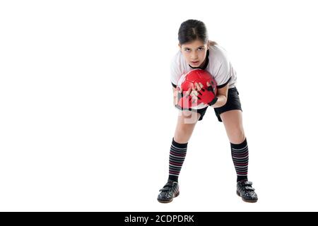 Ragazza giovane in abbigliamento da calcio con camicia Germania che tiene un calcio Foto Stock