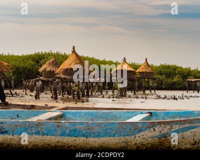 Granai su un'isola conchiglia tra alberi di mangrovie, Joal-Fadiouth, Senegal Africa Foto Stock