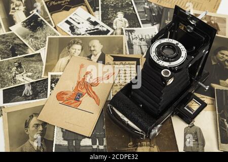 Fotografie nostalgiche con borse di film storiche e fotocamera a rullo, genealogia Foto Stock