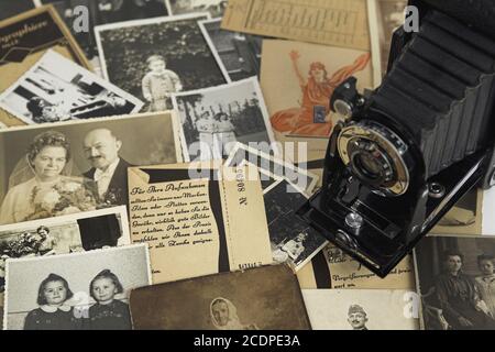 Fotografie nostalgiche con borse di film storiche e fotocamera a rullo, genealogia Foto Stock
