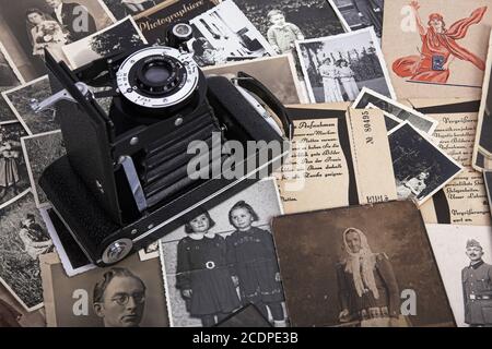 Fotografie nostalgiche con borse di film storiche e fotocamera a rullo, genealogia Foto Stock