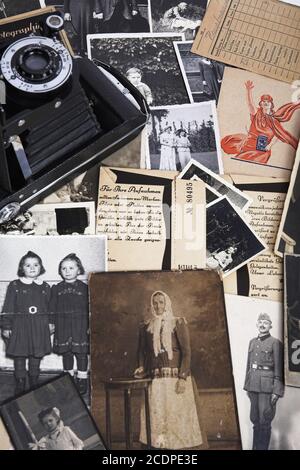 Fotografie nostalgiche con borse di film storiche e fotocamera a rullo, genealogia Foto Stock
