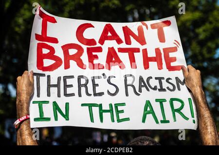 Washington, DC, Stati Uniti. 28 Agosto 2020. I manifestanti marciano come parte del "Commitment March, Get Your Knee off our necks" nel 57° anniversario del discorso "i have A Dream" di Martin Luther King durante la marcia su Washington il 28 agosto 2020 a Washington, DC Credit: Chris Tuite/Image Space/Media Punch/Alamy Live News Foto Stock