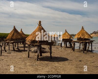 Granai su un'isola conchiglia tra alberi di mangrovie, Joal-Fadiouth, Senegal Africa Foto Stock