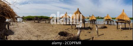 Granai su un'isola conchiglia tra alberi di mangrovie, Joal-Fadiouth, Senegal Africa Foto Stock