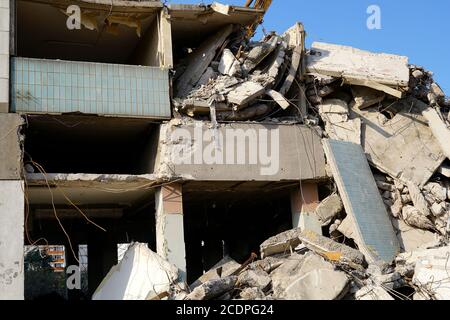 Demolizione dell'edificio residenziale blauer Bock nella città di Magdeburgo. Foto Stock