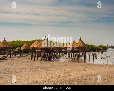 Granai su un'isola conchiglia tra alberi di mangrovie, Joal-Fadiouth, Senegal Africa Foto Stock