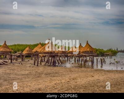 Granai su un'isola conchiglia tra alberi di mangrovie, Joal-Fadiouth, Senegal Africa Foto Stock