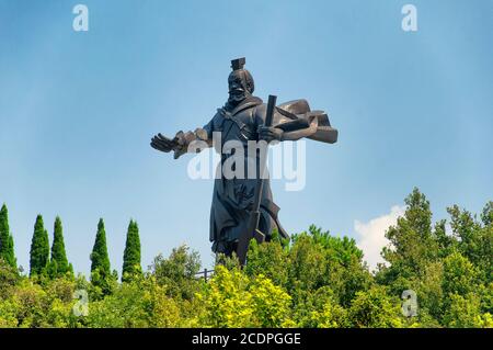 Il punto di riferimento Yu la grande statua che sorge sopra la collina nella zona panoramica del Monte Kuaiji all'interno della Cina Shaoxing nella provincia di Zhejiang. Fondatore della x Foto Stock