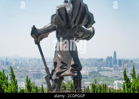 Il retro del bronzo yu il grande, fondatore della dinastia xia, statua che domina la città di shaoxing cina in una giornata di sole nella provincia di Zhejiang. Foto Stock