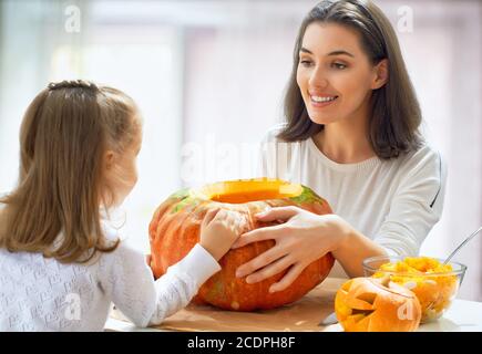 Madre e figlia carving zucca Foto Stock