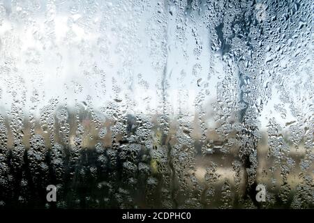 Contensazione dell'acqua su un vetro della finestra Foto Stock