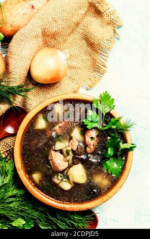 Zuppa fatta in casa con carne e funghi bianchi della foresta, stile rustico, vista dall'alto Foto Stock