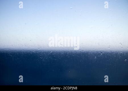 Contensazione dell'acqua su un vetro della finestra Foto Stock