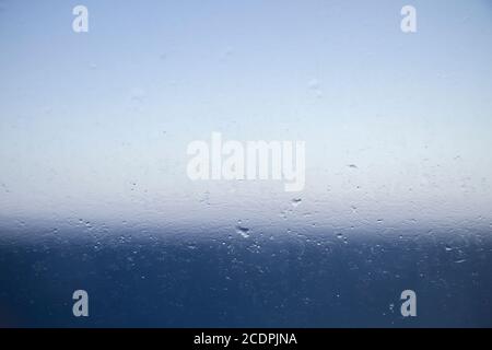 Contensazione dell'acqua su un vetro della finestra Foto Stock
