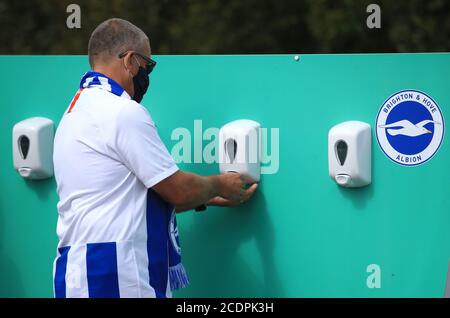 I fan sanitizzano le mani prima dell'amichevole pre-stagione all'AMEX Stadium di Brighton, dove sono stati autorizzati fino a 2500 tifosi a guardare la partita dopo che il governo ha annunciato un'ulteriore serie di eventi sportivi che saranno utilizzati per pilotare il ritorno sicuro degli spettatori. Foto Stock